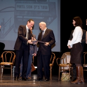 Premio al comandante della nave Exodus <br /><br />  &copy; Enrico Amici