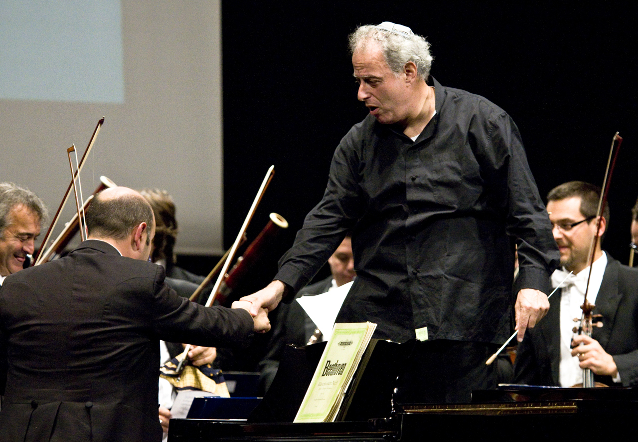 Daniel Oren dirige l'orchestra Giuseppe Verdi <br /><br />  &copy; Enrico Amici